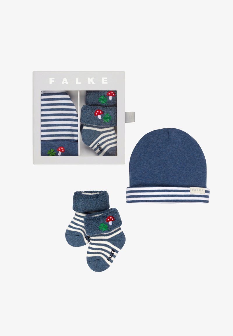 Cappello di maglia blu con strisce bianche, accompagnato da calzini coordinati con trifogli verdi e funghi rossi, il tutto confezionato in una scatola bianca.