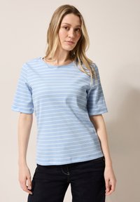 Ljusblå randig t-shirt med korta ärmar, rundad halsringning, tillverkad av ribbat tyg. Har vita horisontella ränder och en avslappnad passform.