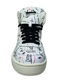 Sneaker alte bianche con motivi in stile graffiti neri e rossi, con lacci neri e una suola in gomma testurizzata.