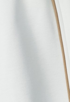 Bílá látka s hladkým povrchem, která na jedné straně obsahuje úzký hnědý akcentní pruh. Minimalistický design bez dalších vzorů.