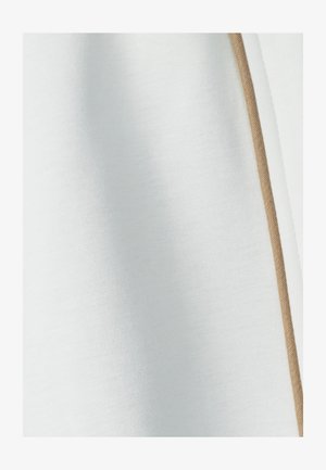 Balts audums ar gludu tekstūru, kuram pa vienu malu ir šaura brūna akcenta līnija. Minimalistisks dizains bez papildu rakstiem.