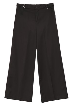 Pantaloni neri a gamba larga con una texture liscia, dotati di una chiusura frontale con bottone, passanti per la cintura e un piccolo logo decorativo.