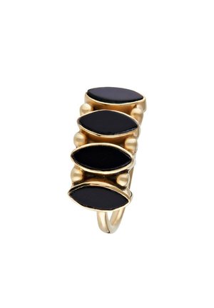 Bague en or avec quatre pierres noires horizontales en forme de marquise, montées verticalement avec de petites perles d'or entre chaque pierre.
