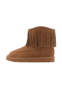 Botine din suede maro, cu detalii din franjuri în partea de sus, vârf rotund și talpă plată din cauciuc pentru o stabilitate și confort sporit.