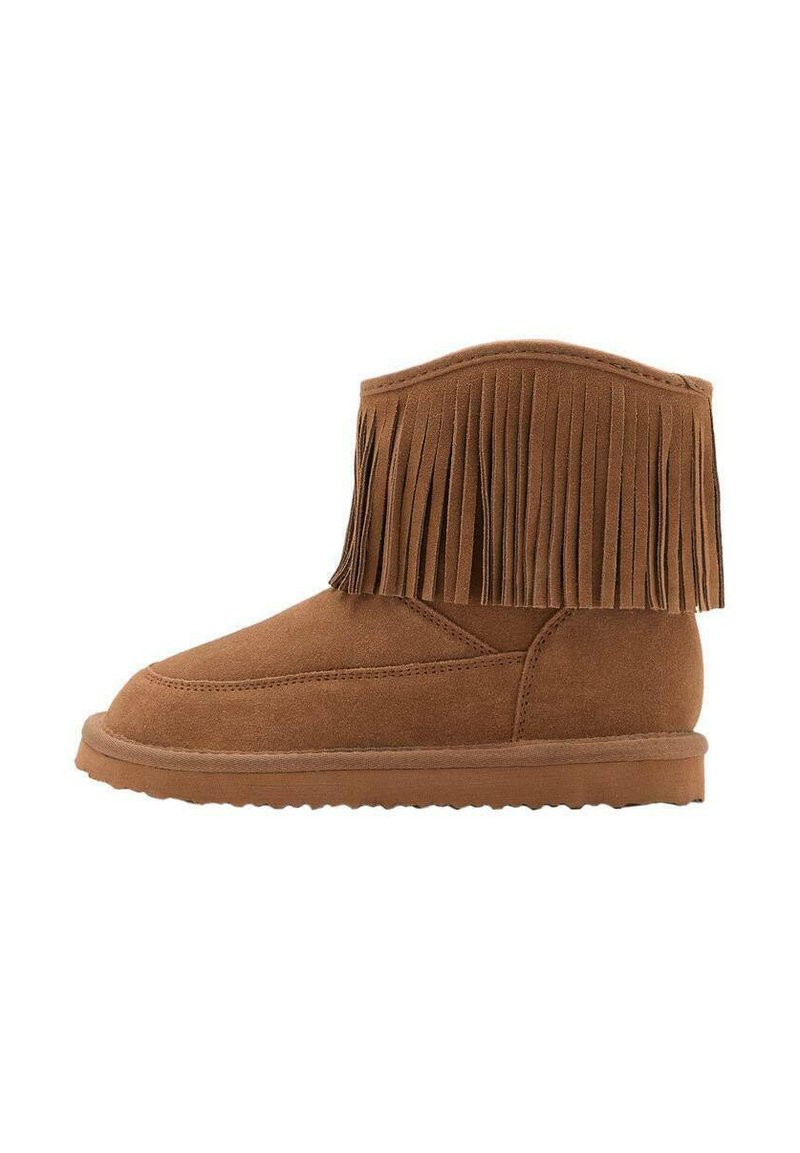 Botine din suede maro, cu detalii din franjuri în partea de sus, vârf rotund și talpă plată din cauciuc pentru o stabilitate și confort sporit.