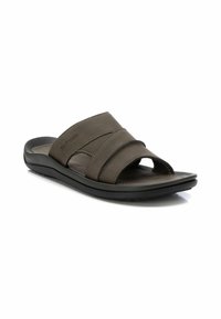 Sandalias de slide marrón oscuro con tres correas anchas, una plantilla acolchada y una suela texturizada para agarre. Material suave similar a cuero.