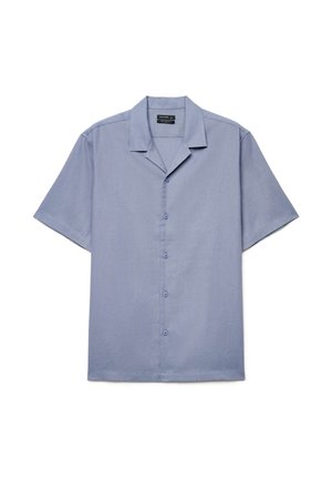 Hellblaues kurzärmeliges Hemd mit Knöpfen und Camp-Kragen, fünf Knöpfe vorne, dargestellt auf weißem Hintergrund.