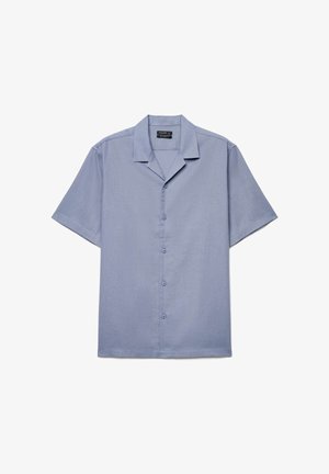 Hellblaues kurzärmeliges Hemd mit Knöpfen und Camp-Kragen, fünf Knöpfe vorne, dargestellt auf weißem Hintergrund.