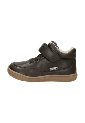 Scarpa alta da bambino in pelle marrone scuro con suola beige, fronte allacciato e una singola fascia in velcro su sfondo bianco.