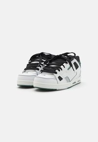Globe SABRE - Trainers - white/green