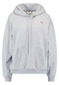 Sweatshirt à capuche gris en matière douce, avec une poche frontale, un cordon de serrage ajustable et un petit logo rouge sur la poitrine. Coupe décontractée.