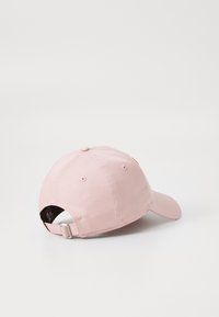 Rózsaszín baseball sapka ívelt karimával, pamutból készült, hátul állítható anyagszíjjal és fémből készült csattal.