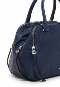 Marineblaues Lederhandtasche mit durchbrochener Textur, doppelten Obergriffen, silberfarbener Hardware und zwei Reißverschlussfächern.