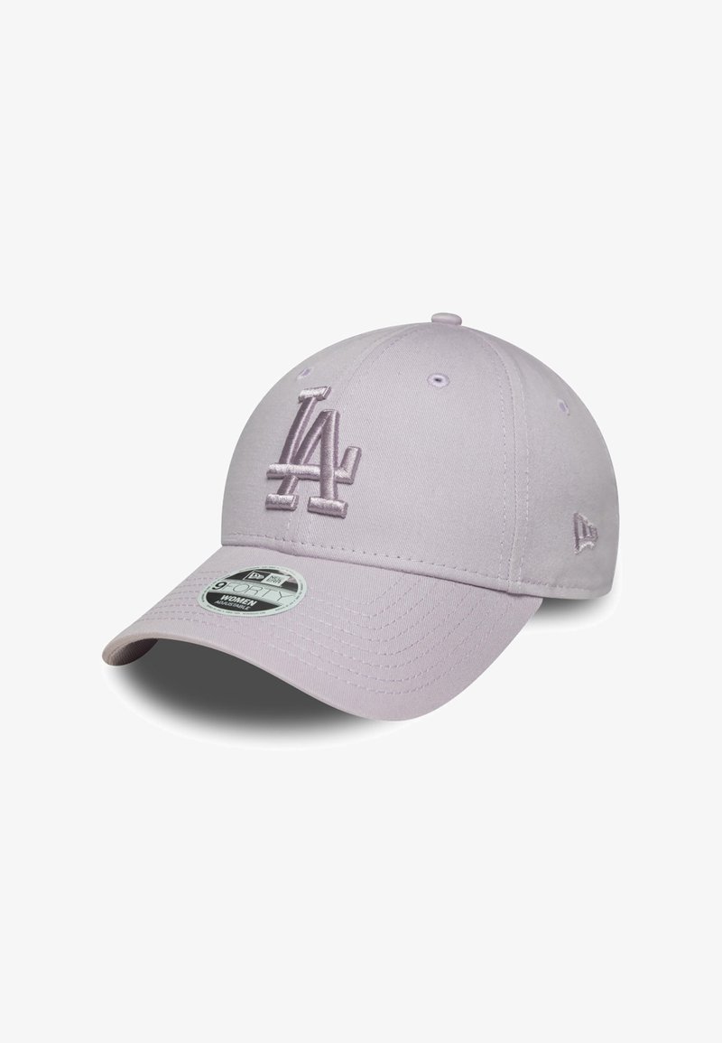 Hellblaues Baseballcap mit gesticktem "LA"-Logo in passendem Garn, gebogenem Schirm und verstellbarem Größenaufkleber auf der Vorderseite.