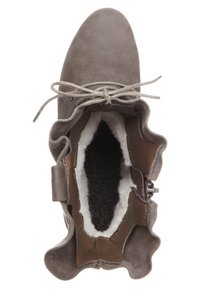 Šedá semišová kotníková bota s šněrovacím designem, texturovaným svrškem, volánkovými okraji a měkkou podšívkou. Obsahuje boční zip pro snadný přístup.