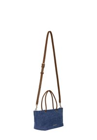 Denim totebag med to brune læderhåndtag og en justerbar rem. Firkantet form, tekstureret overflade, sølvfarvede hardware-detaljer.
