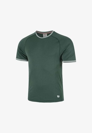 T-shirt atletico verde scuro a maniche corte, con dettagli bianchi sul colletto e sui bordi delle maniche, realizzato in tessuto leggero e traspirante.