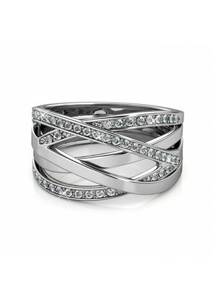 Zilverkleurige ring met verweven banden, afgewerkt met een glanzende finish en heldere edelstenen die in een diagonaal patroon zijn gezet voor accentuering.