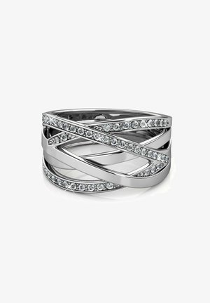 Zilverkleurige ring met verweven banden, afgewerkt met een glanzende finish en heldere edelstenen die in een diagonaal patroon zijn gezet voor accentuering.
