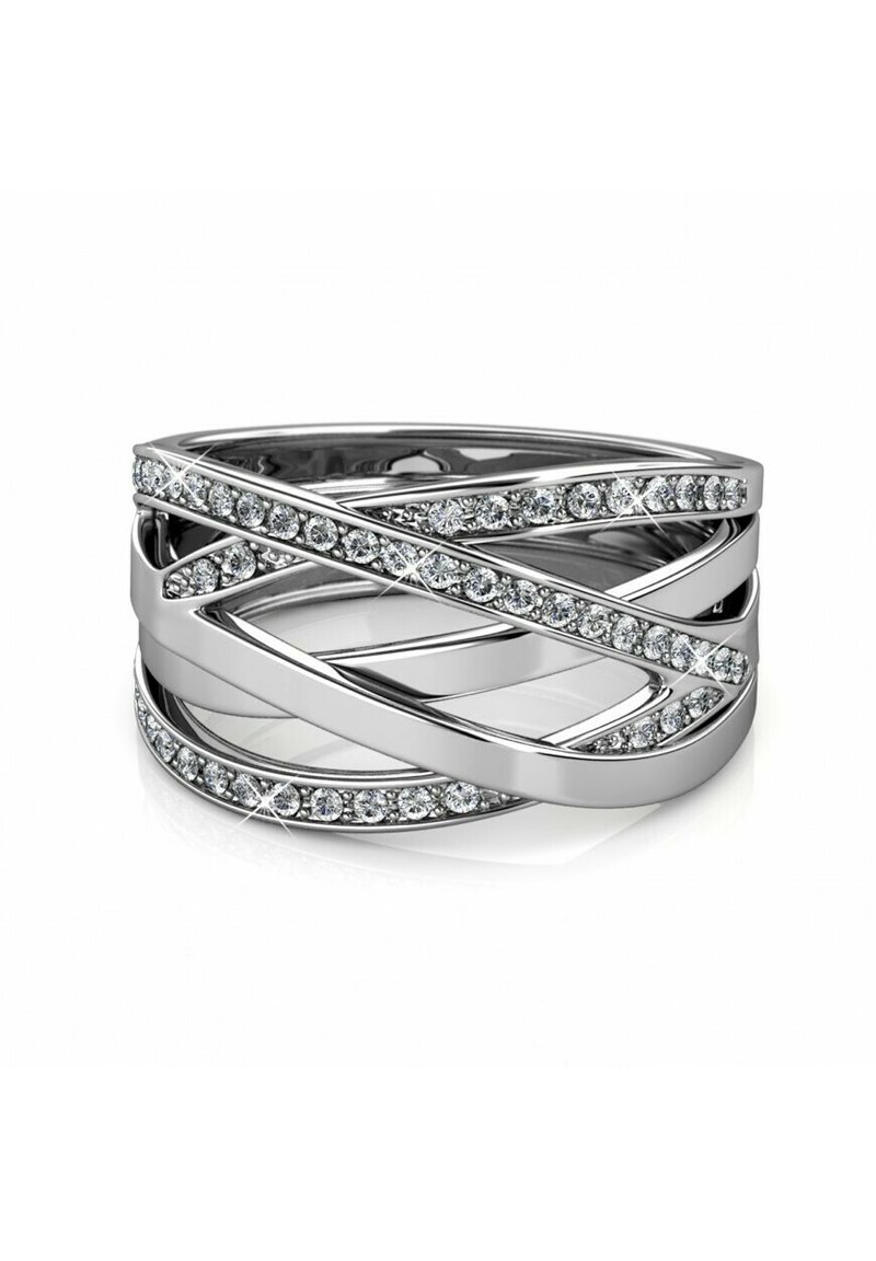 Anello in tono argentato con bande intrecciate, finitura lucida e gemme trasparenti incastonate in un pattern diagonale per un tocco decorativo.