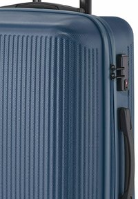 Blaue Hartschalenkoffer mit strukturierten Oberflächen, vertikalen Rillen, integriertem Schloss und ausziehbarem Griff. Glatte Kanten und robustes Design.