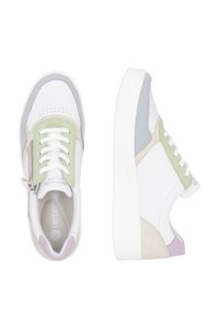Des baskets blanches avec des accents vert pastel, gris et beige, présentent des détails perforés, une fermeture éclair et des panneaux en suede texturé.