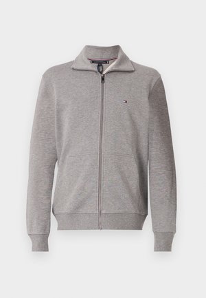Grijze rits-v sweatshirt met hoge kraag, gemaakt van zacht materiaal. Beschikt over zijzakken en een klein logo op de borst.