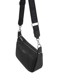 Borsa a mano in pelle nera con chiusura a zip, tracolla regolabile e accessori in argento. Presenta una superficie testurizzata e un dettaglio del logo.