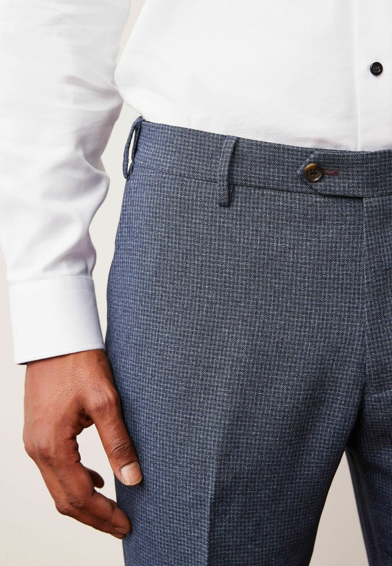 Mittelgraue Karohose aus strukturiertem Stoff, mit geradem Schnitt, Taillenbund mit Gürtelschlaufen und einem vorderen Knopfverschluss.