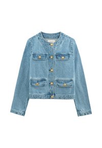 Jasnoniebieska dżinsowa kurtka z długimi rękawami, okrągłym dekoltem i czterema kieszeniami z przodu. Posiada złote guziki i widoczne detale szycia.