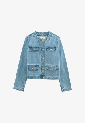 Jasnoniebieska dżinsowa kurtka z długimi rękawami, okrągłym dekoltem i czterema kieszeniami z przodu. Posiada złote guziki i widoczne detale szycia.