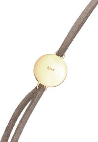 Læderarmbånd i grå med en rund guldpende. Pendelen har mærker og er fastgjort med et dobbelt rem.