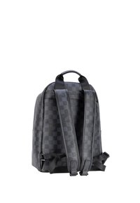 Zwarte rugzak met geruit patroon, gemaakt van gestructureerd materiaal, voorzien van gevoerde schouderbanden en een bovenhandvat om te dragen.