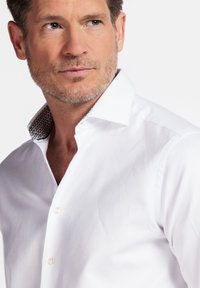 Witte overhemden met een gestructureerde stof, contrasterende gepatineerde kraag en knopen aan de voorkant; slim fit ontwerp met een gedefinieerde kraag.