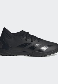 Zapatillas deportivas negras que presentan una combinación de materiales texturizados y lisos, un diseño elegante, una silueta de perfil bajo y suela de tracción de goma.
