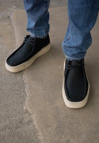 Clarks - Scarpe Wallabee Cup in nubuck nero