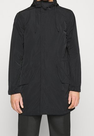 Schwarz wasserabweisende Jacke mit Kapuze, Frontreißverschluss, zwei Seitentaschen und langen Ärmeln mit Knopfmanschetten. Glatte Textur.