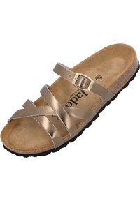 Sandal in pelle metallica dorata con cinturini incrociati, fibbia regolabile e soletta in sughero testurizzato su una suola in gomma nera.