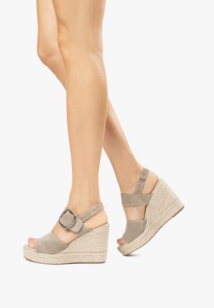 Sandali con zeppa in suede grigia con suola simile al sughero, dotati di una fascia larga, un accento con fibbia e un design con punta aperta.