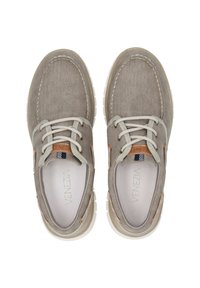Graue Leinenschuhe mit runden Zehen, weißen Sohlen und beigen Akzenten. Verfügt über leichte Schnürsenkel und ein kleines Logopatch an der Seite.