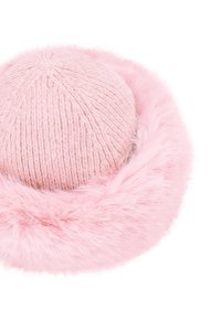 Cappello lavorato a maglia rosa con una corona ribattuta e texturizzata e una falda in pelliccia sintetica rosa e soffice. Forma morbida e rotonda con una finitura liscia.