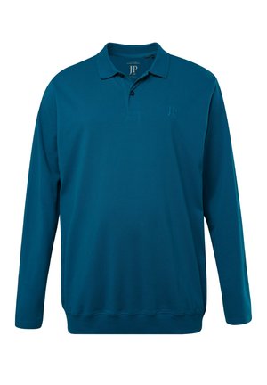 Langarm-Polohemd in Blaugrün, aus weichem Stoff gefertigt. Es verfügt über einen klassischen Kragen, eine Dreiknopf-Leiste und dezente Logo-Stickerei auf der Brust.