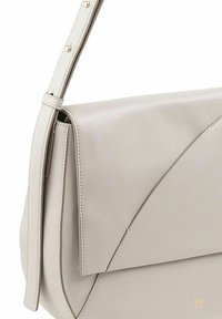 Lichtgrijze leren handtas met een klepafsluiting, hoekig ontwerp, gevouwen panelen, verstelbare schouderband en accenten van goudkleurig beslag.