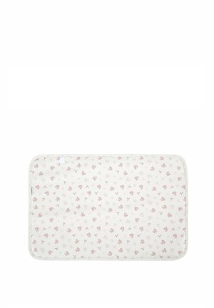 Alfombrilla de algodón con fondo blanco y pequeño patrón floral rosa, bordes redondeados y una textura suave. Adecuada para diversos usos.