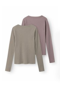 Langärmlige Oberteile in Beige und Mauve, mit gerippter Textur, runden Halsausschnitten, lockerer Passform und sichtbaren Nahtdetails an Schultern und Ärmeln.
