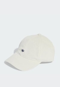 Fehér kordbársony baseball sapka ívelt karimával és kis tengerészkék logóval az elején. Szellőzőlyukakkal rendelkezik, és texturált felülete van.