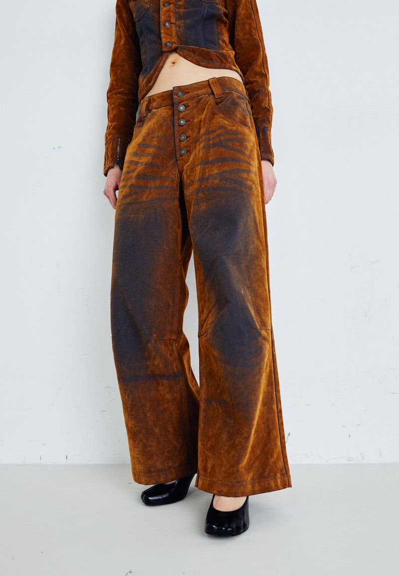 Jaded London - BURNOUT JEANS - Blugi evazați - brown, Extindeți