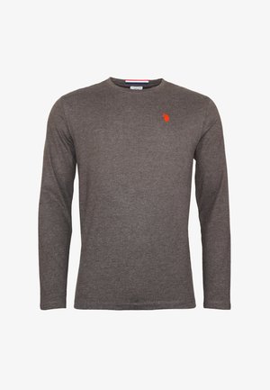 Szary sweter z długim rękawem, z okrągłym dekoltem, z małym czerwonym logo na lewej piersi, prosty design oraz ściągacze u dołu i na rękawach.