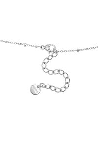 Braccialetto in argento con charm rotondo, caratterizzato da maglie di dimensioni diverse, una chiusura a morsetto e una finitura lucida.