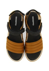Sandalias abiertas de color marrón y negro con correas acolchadas, plantilla negra, borde de suela blanca y cierres de velcro en el tobillo, de la marca GIOSEPPO.